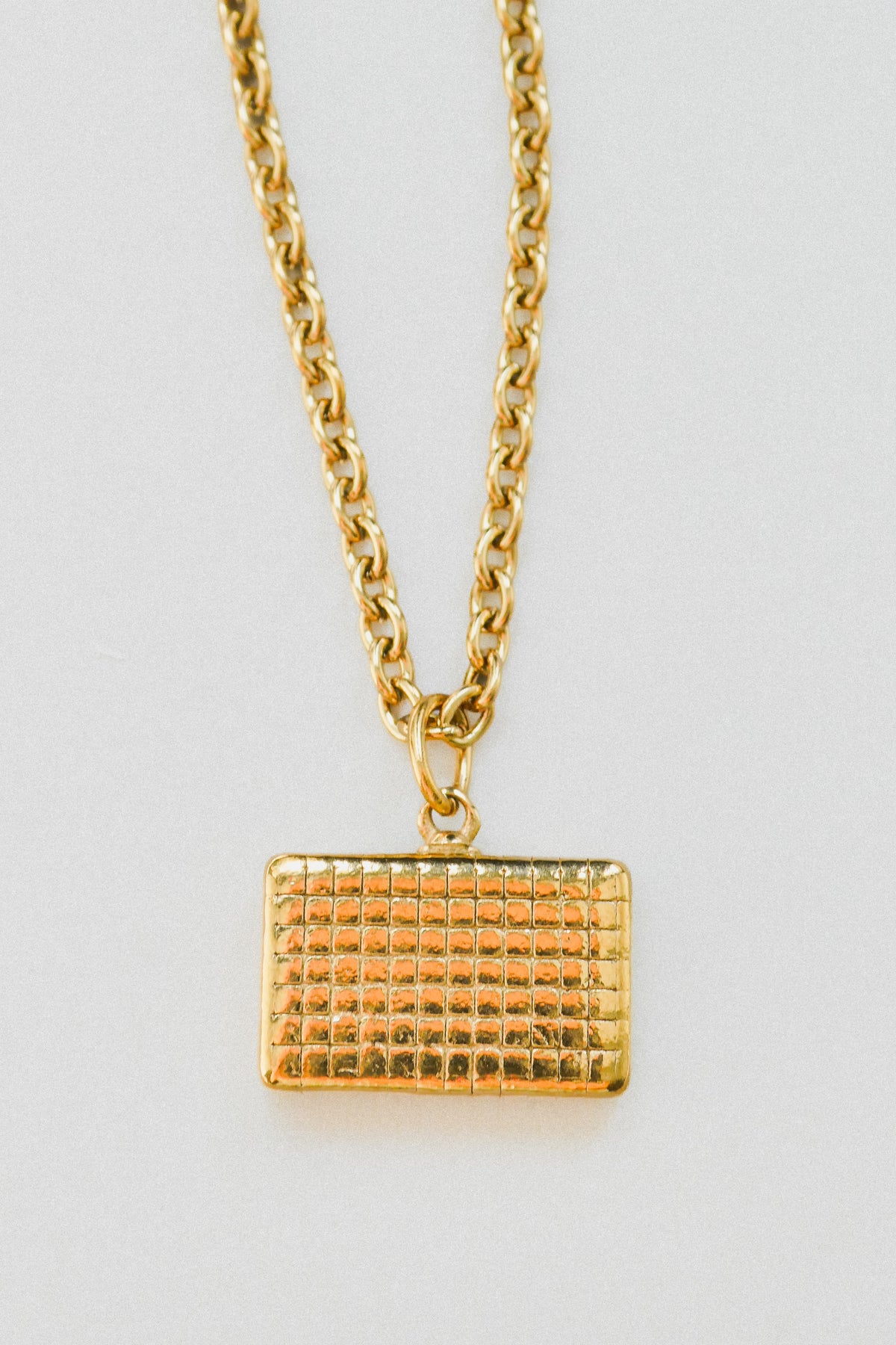 DELTA // Le collier valise