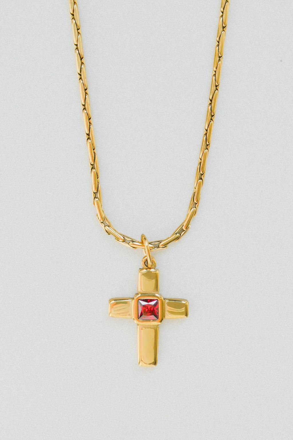 ADA RED // Le collier croix grenat