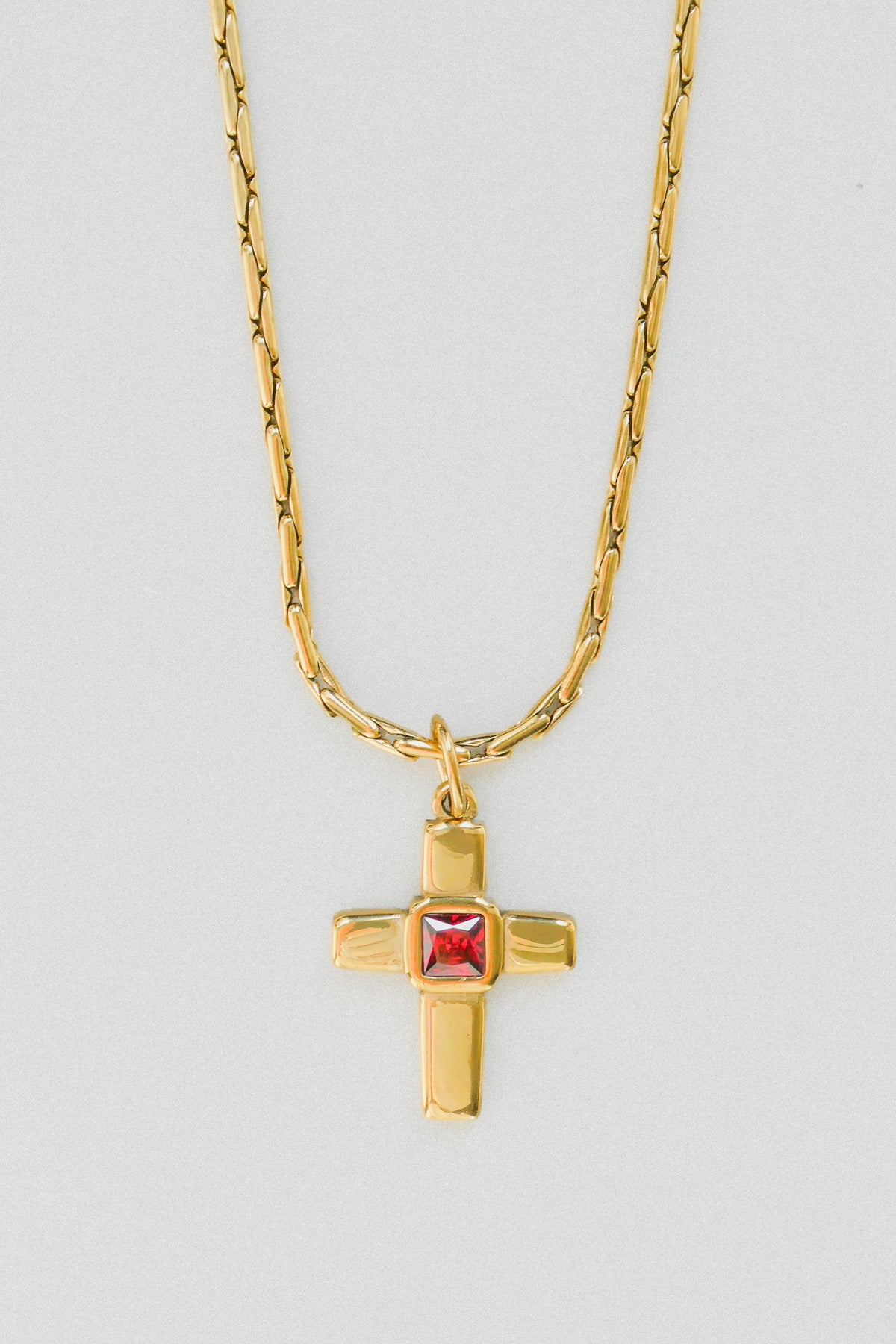 ADA RED // Le collier croix grenat