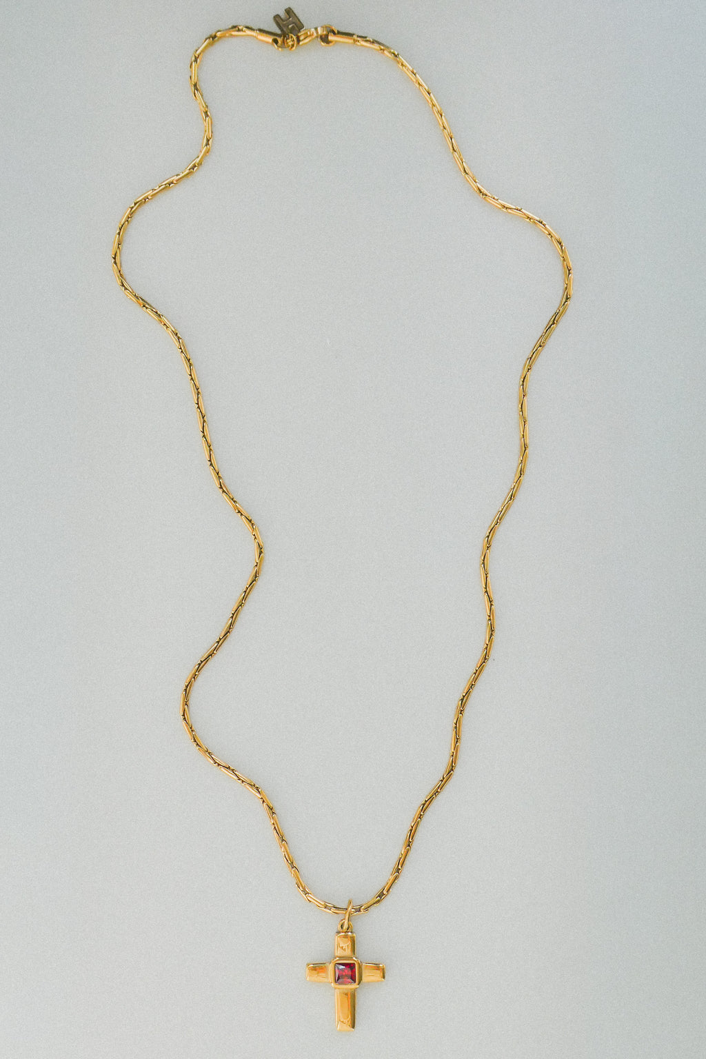 ADA RED // Le collier croix grenat