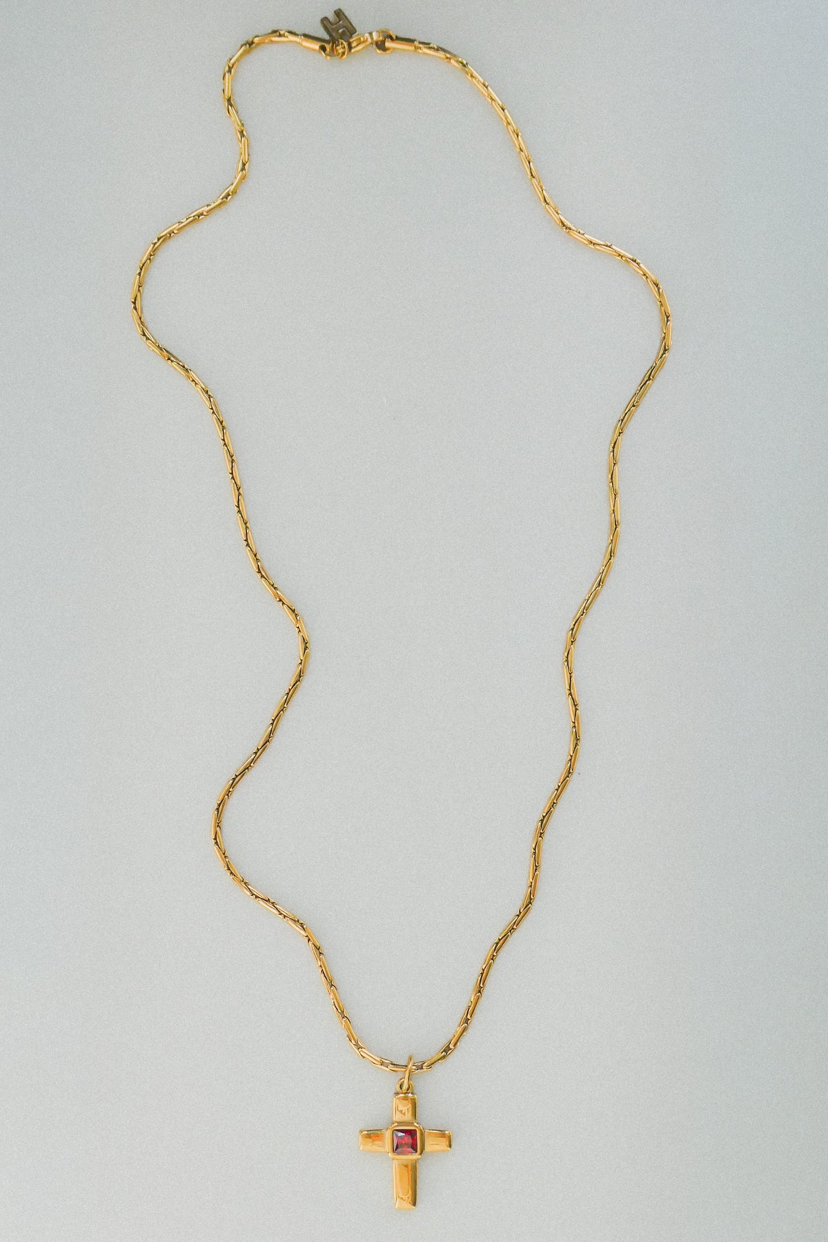 ADA RED // Le collier croix grenat