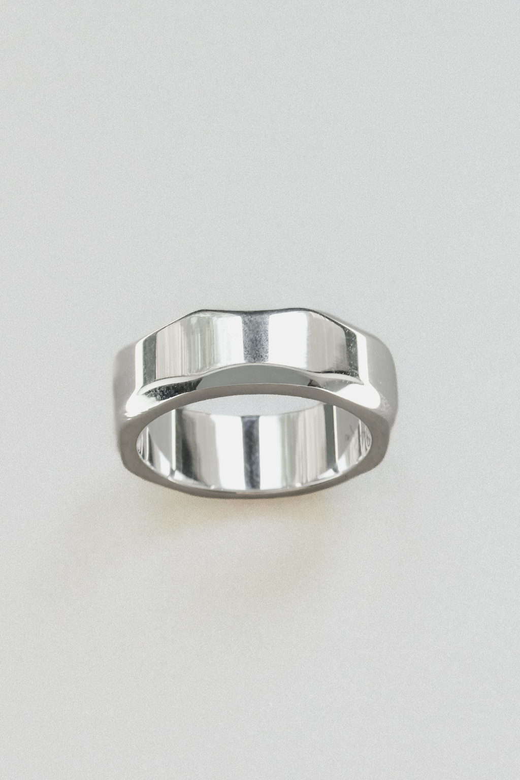 MILA SILVER // La bague hexagonale argentée