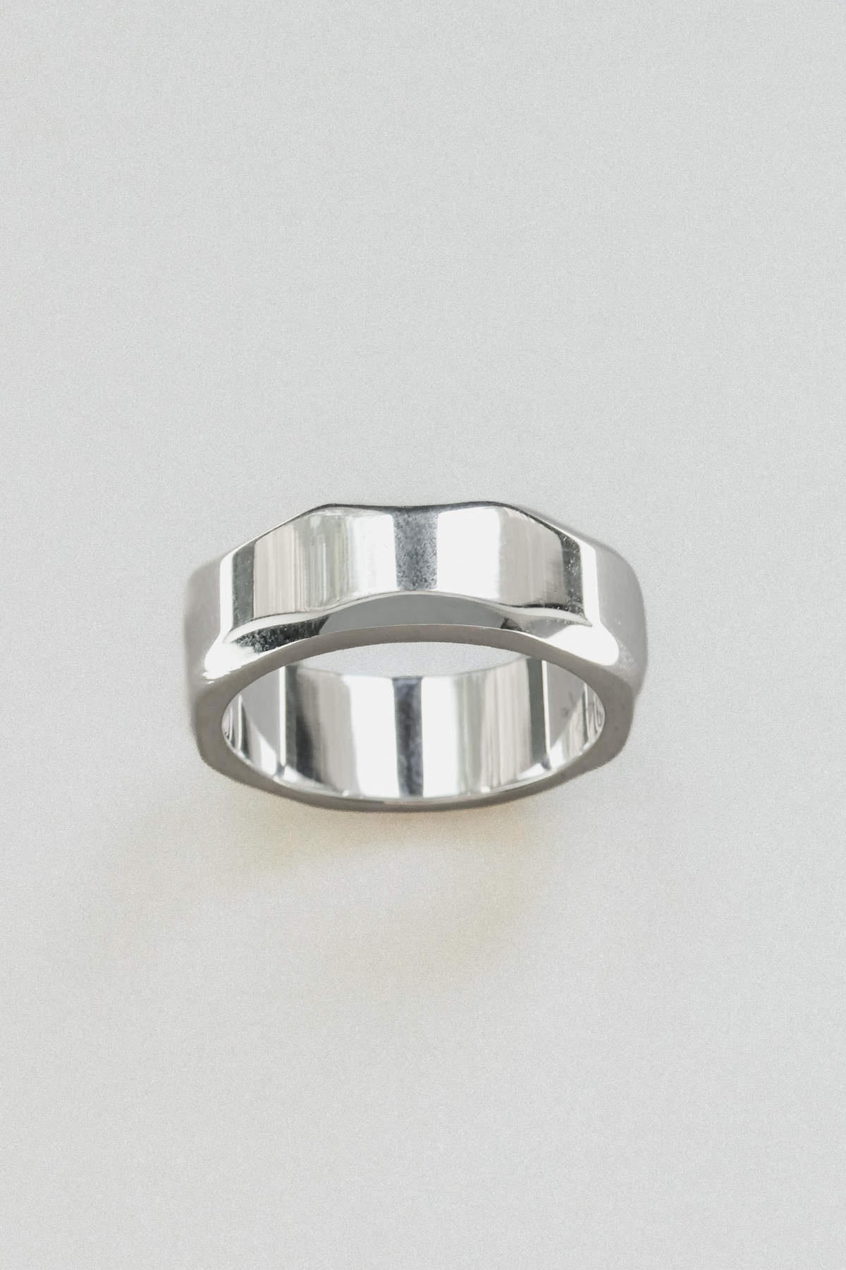 MILA SILVER // La bague hexagonale argentée