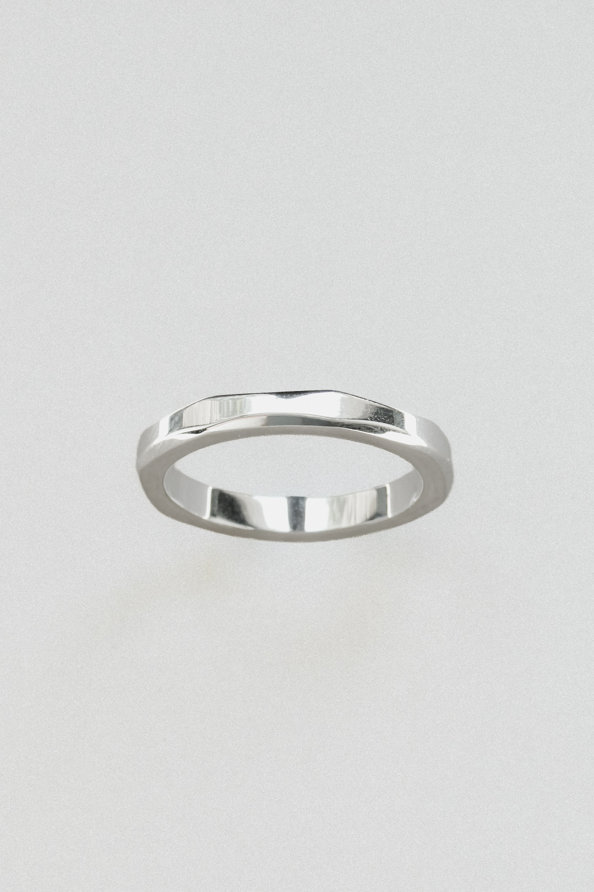 MIA SILVER // La bague fine hexagonale argentée