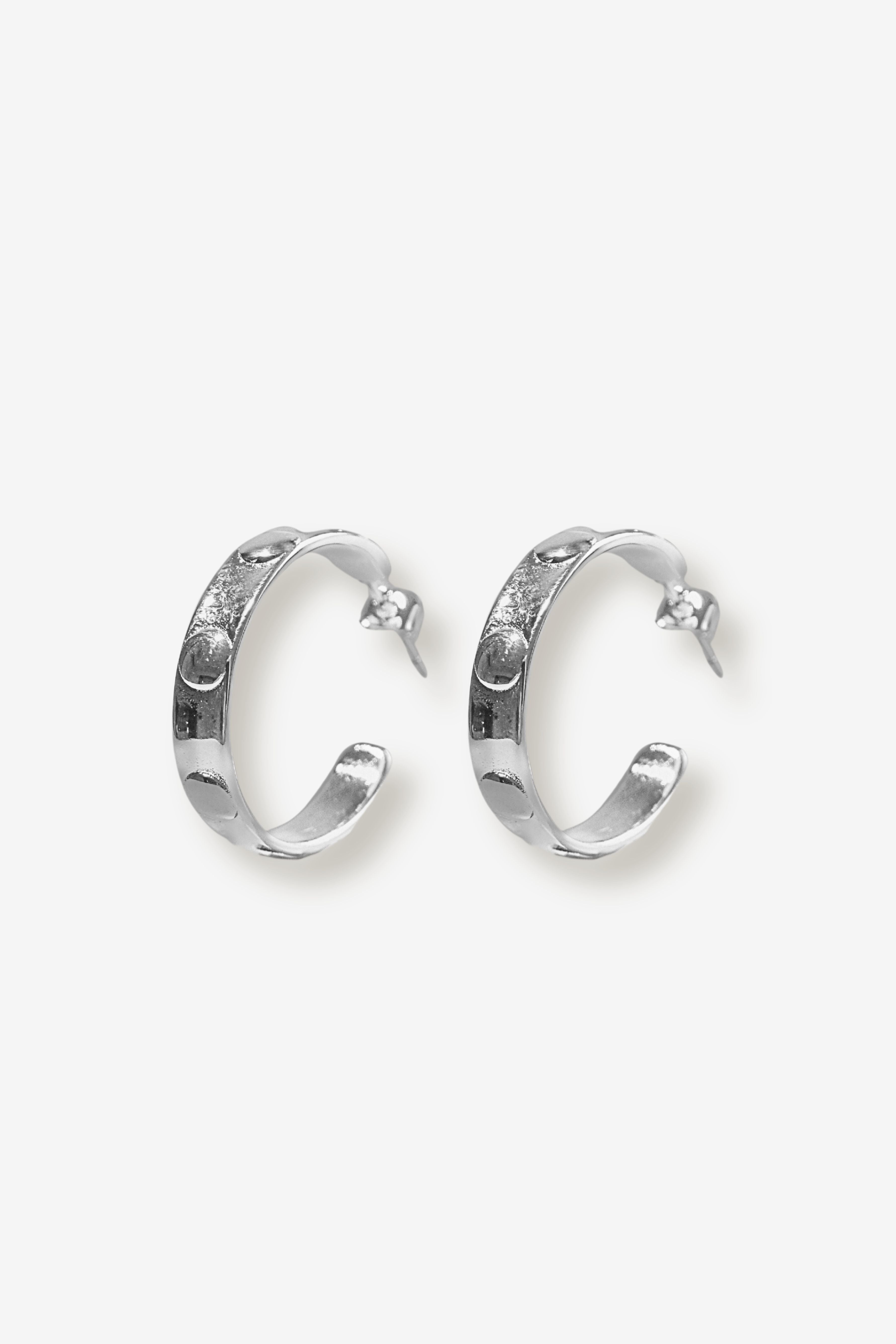 IZA SILVER // Les boucles spatiales argentées