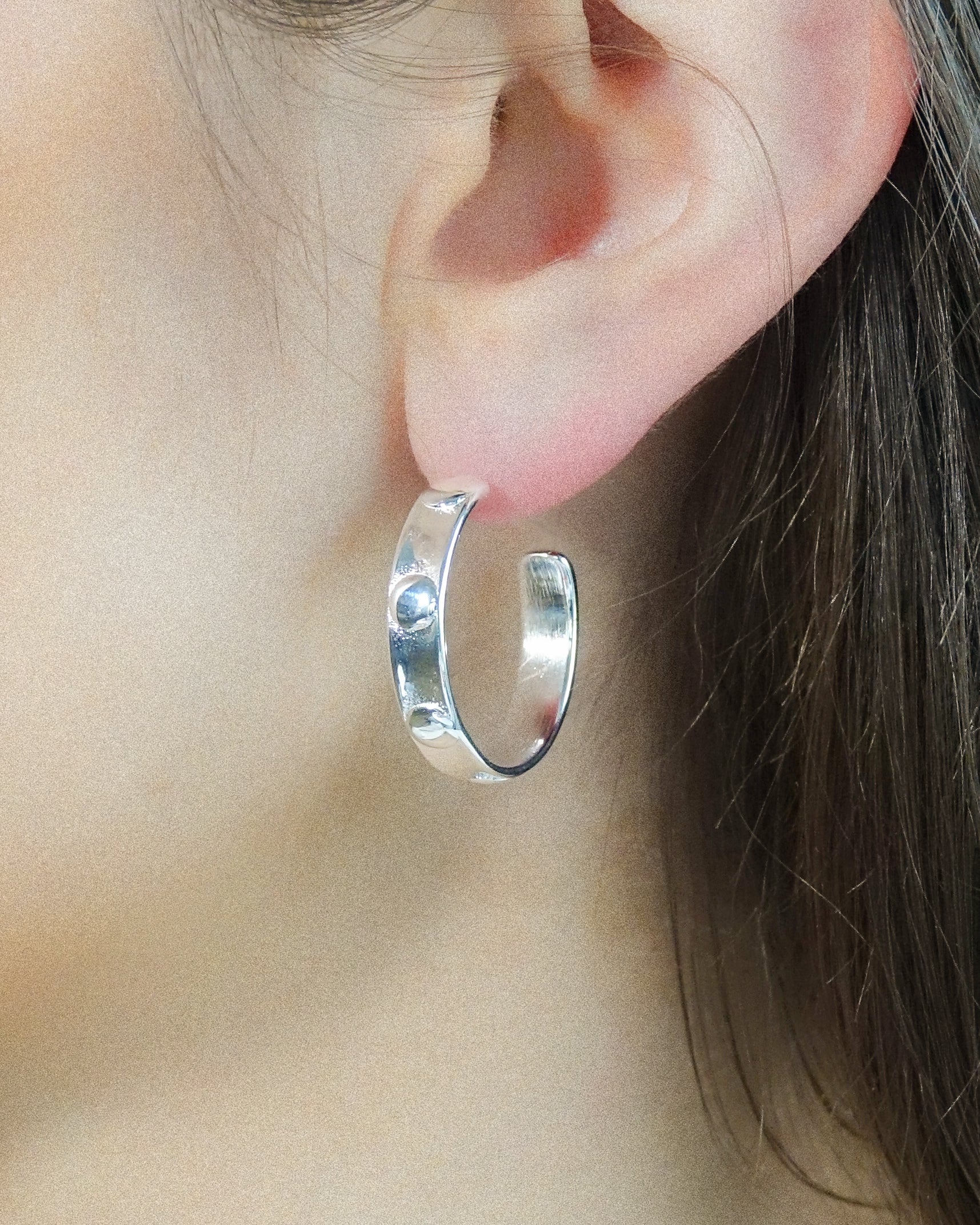 IZA SILVER // Les boucles spatiales argentées