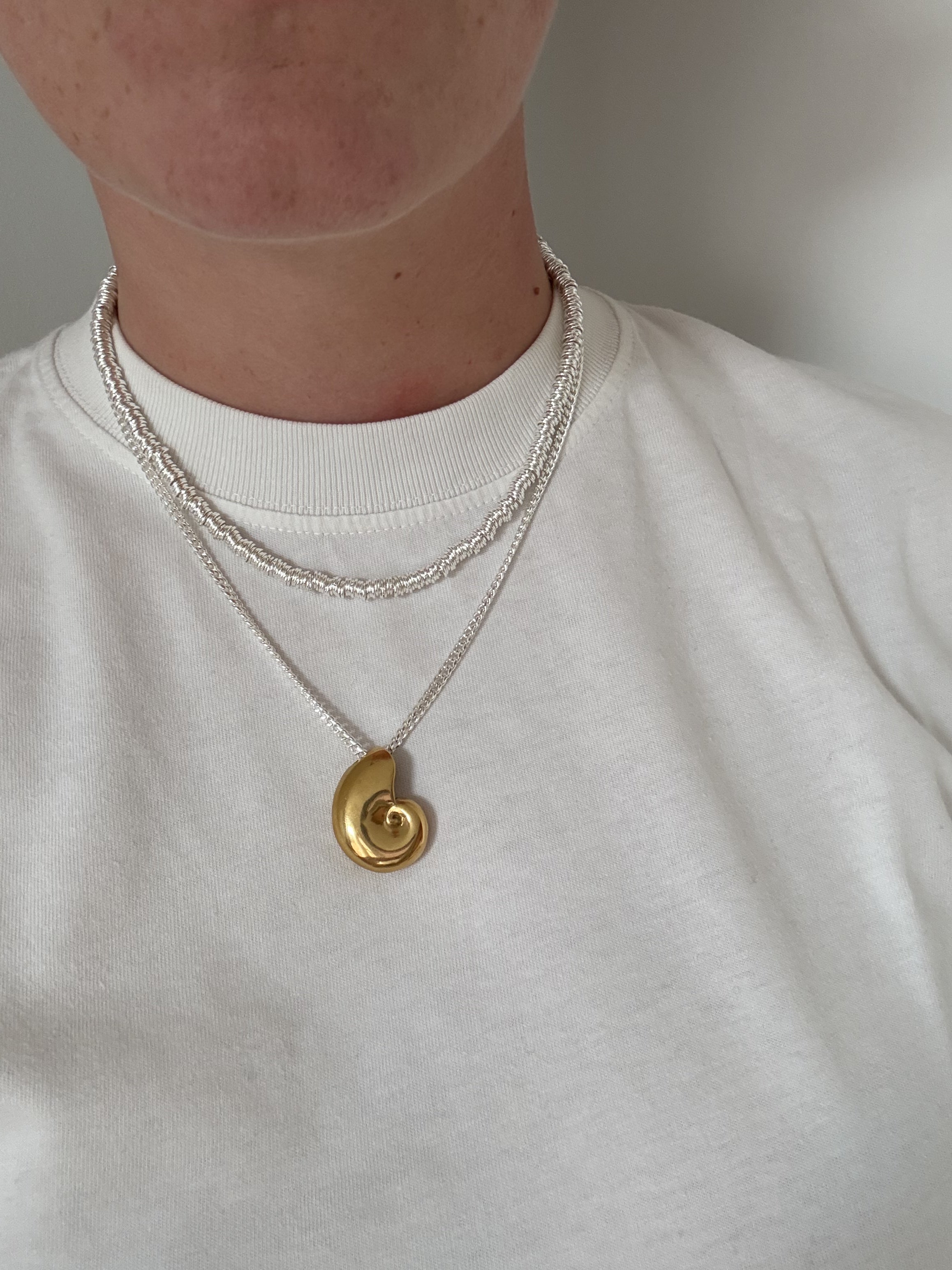 NAUTI // Le collier coquillage bicolore