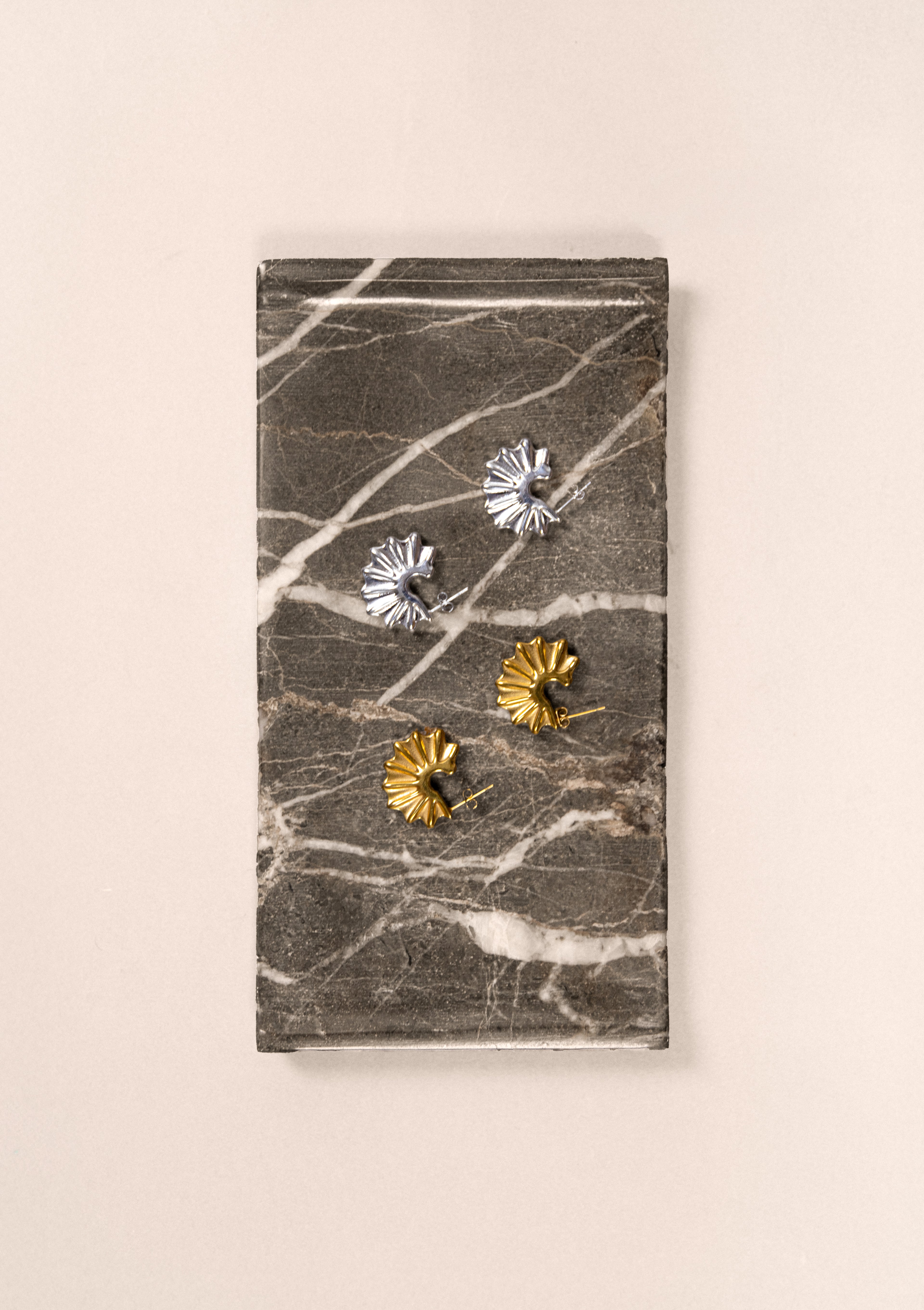 CRETA SILVER // Les boucles fossiles argentées