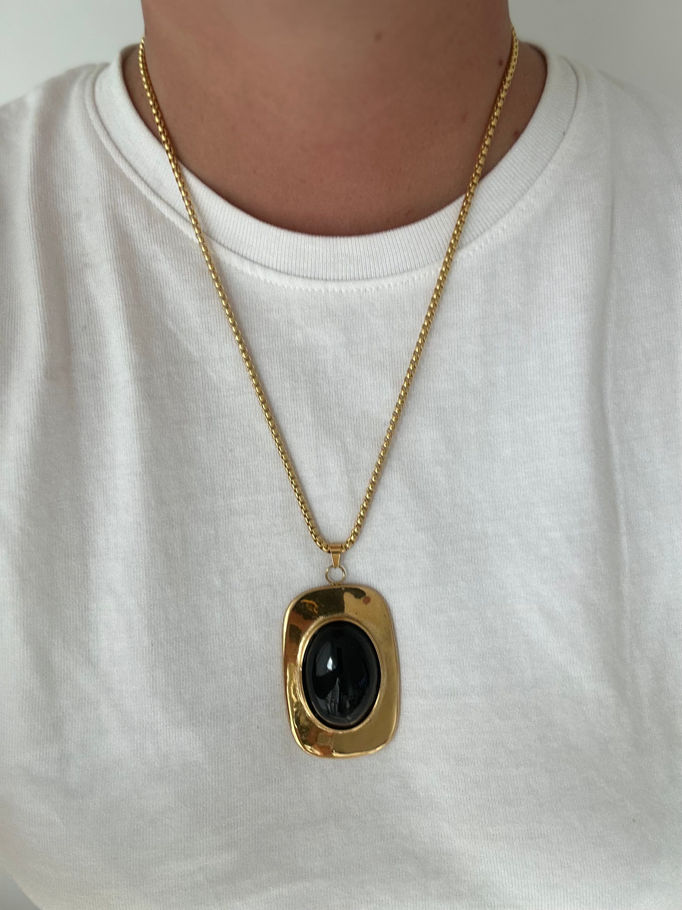 FARROW // Le collier médaillon noir