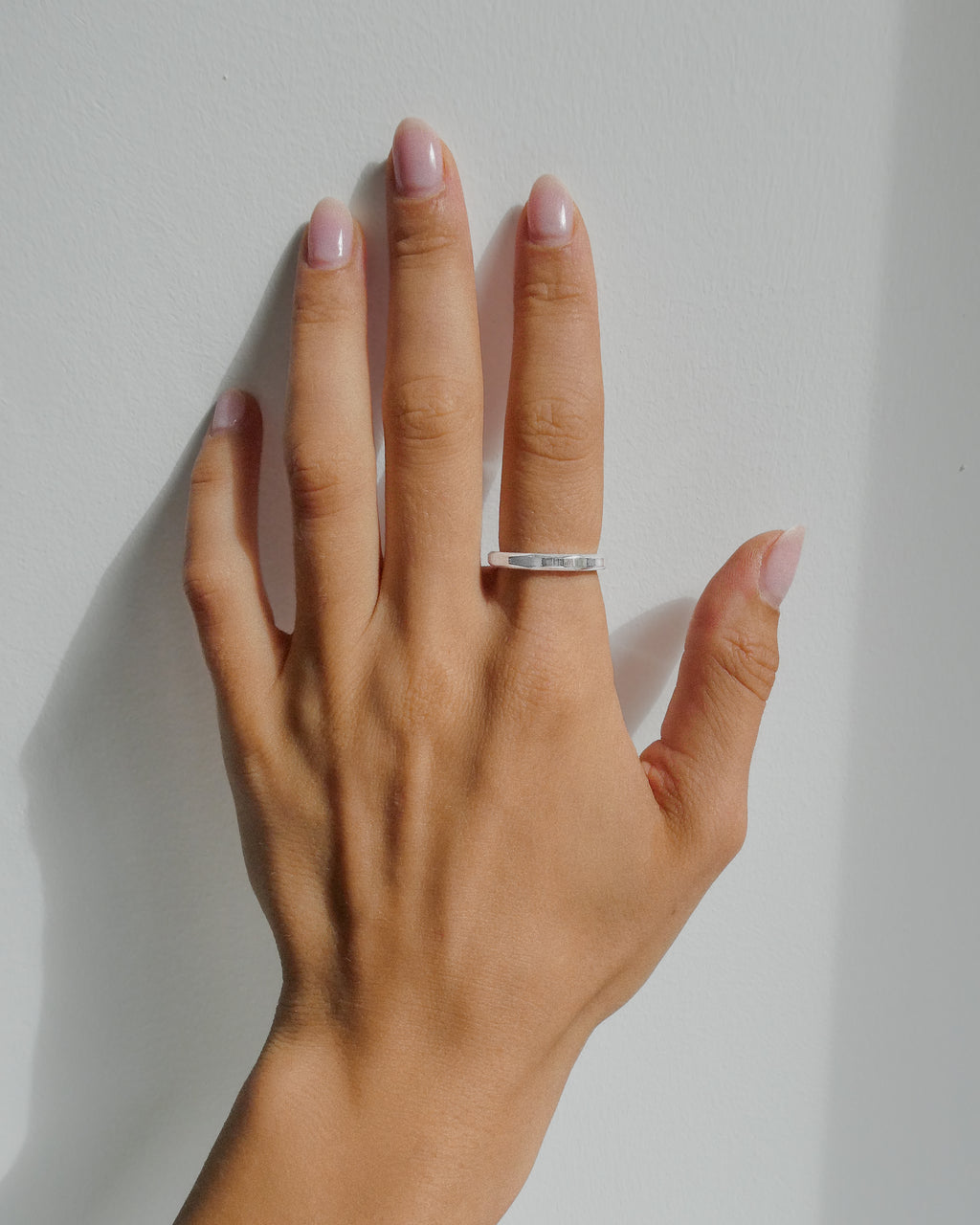 MIA SILVER // La bague fine hexagonale argentée