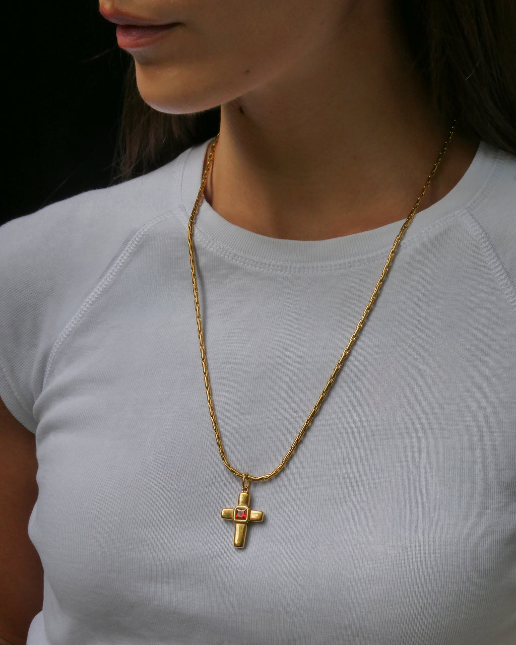 ADA RED // Le collier croix grenat
