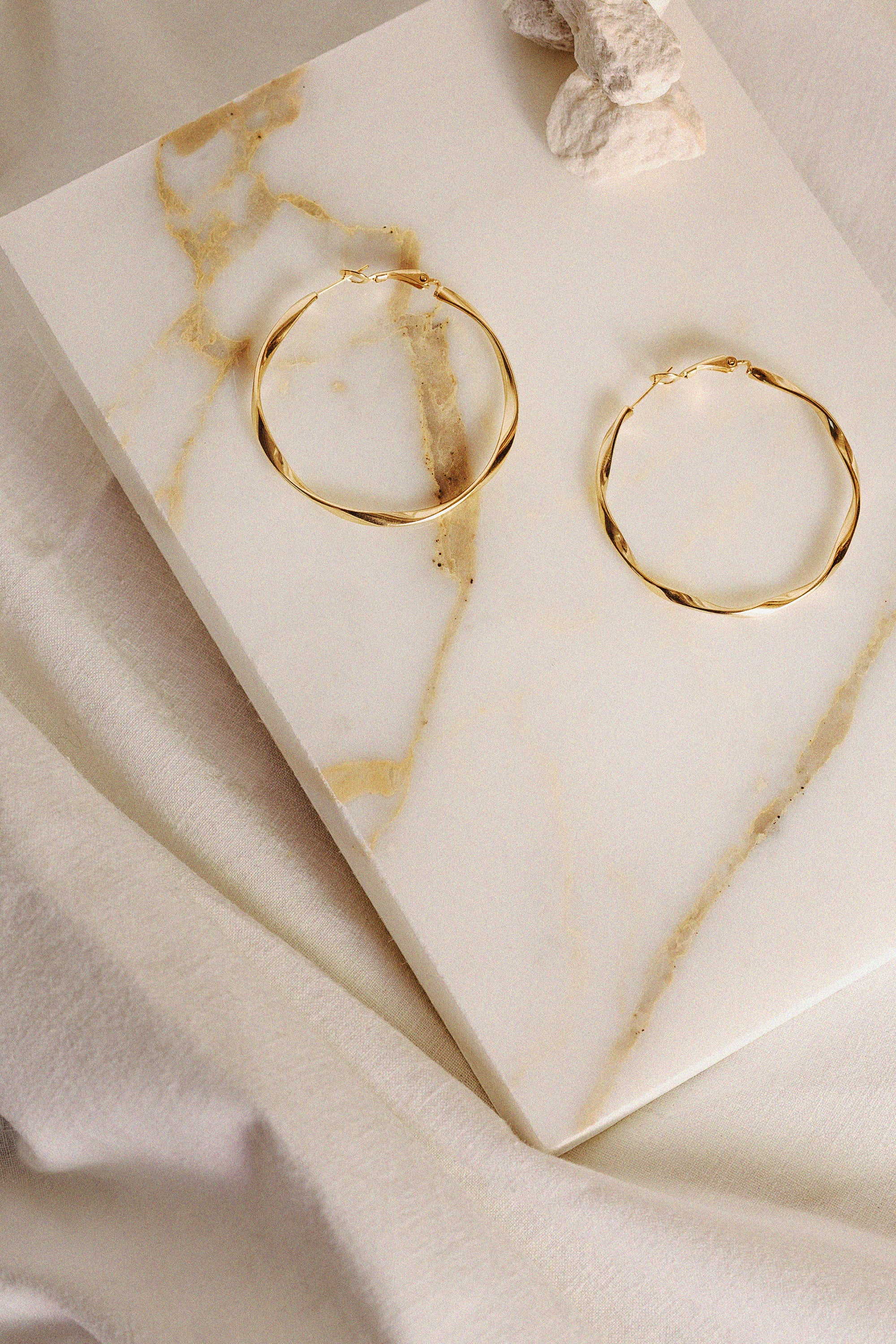 OLIVIA // Anillos retorcidos